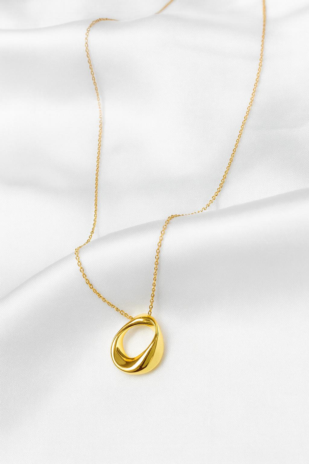 Circle Pendant in 14k Yellow Gold